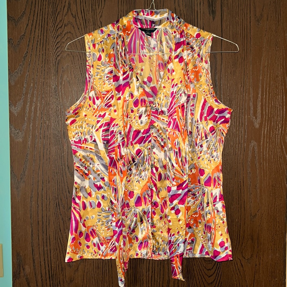 Banana Republic satiny summery v neck button down sleeveless blouse